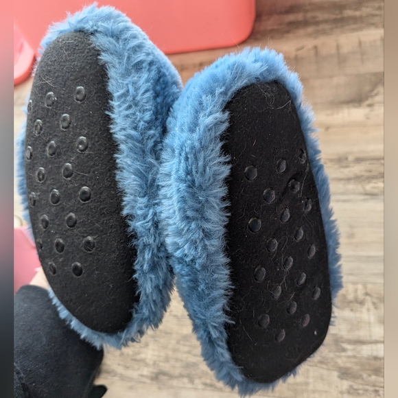 🏔️ Stitch Slippers - Picture 2 of 2